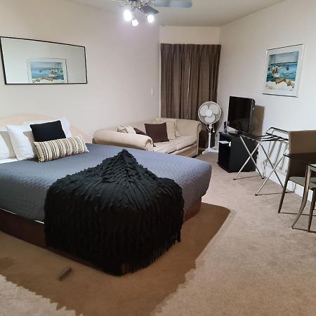 Oceanside Resort Internal Ground Floor Studio Unit Privately Owned In Mt Maunganui No External Window Or Air Conditioning 芒格努伊山 外观 照片