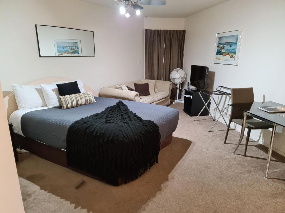 Oceanside Resort Internal Ground Floor Studio Unit Privately Owned In Mt Maunganui No External Window Or Air Conditioning 芒格努伊山 外观 照片