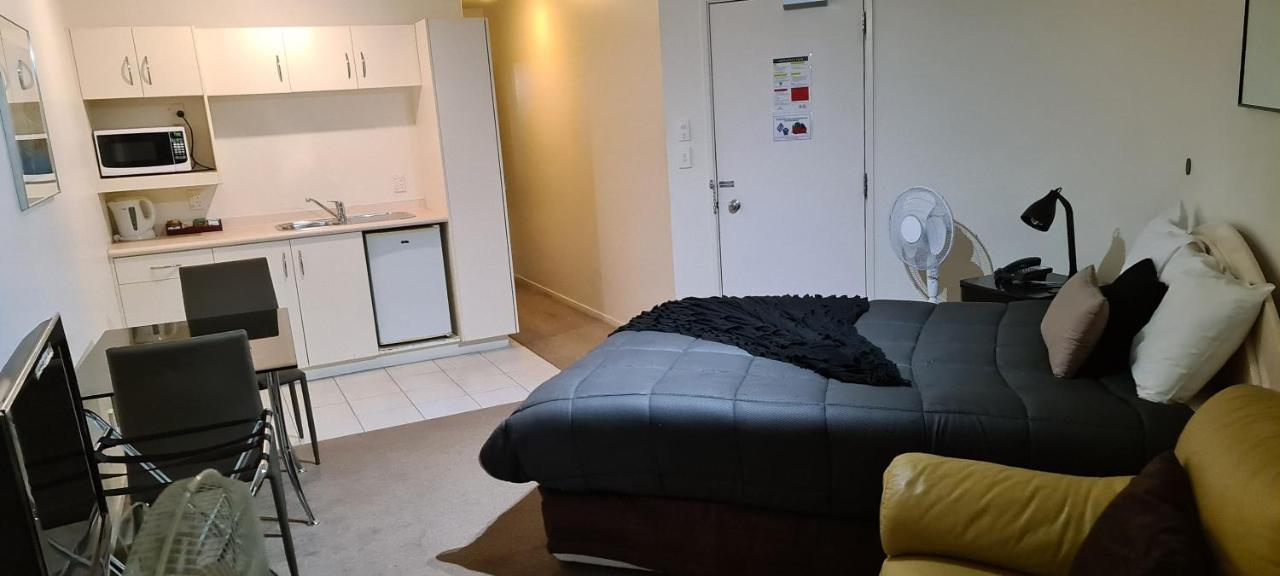 Oceanside Resort Internal Ground Floor Studio Unit Privately Owned In Mt Maunganui No External Window Or Air Conditioning 芒格努伊山 外观 照片